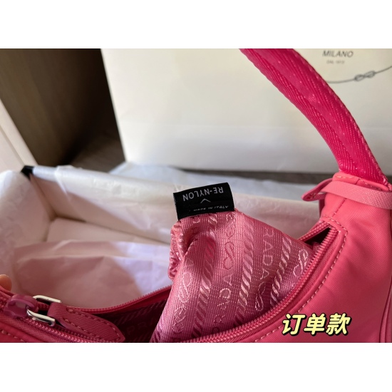 2023.11.06 140 matching box (Korean order) size: 22 * 13cmprad hobo nylon underarm bag, seeing the actual product is truly perfect! packing ✔️ The design is super convenient and comfortable!