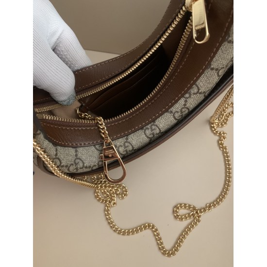 20231126 P510 This mini handbag features a crescent shaped design paired with GGSupreme canvas material, exuding a rich vintage style. Each series of the brand is dedicated to exploring different eras and eras, blending retro elements with classic designs