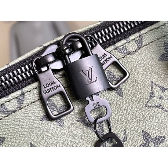 20231125 760 Louis Vuitton Classic Keepall 45 size travel bag model number 23962 23963 is infused with a pink hue that resembles the sun's rays, bringing vitality to the spring of 2022. The Monogram canvas presents a soft and radiant appearance, ensuring 