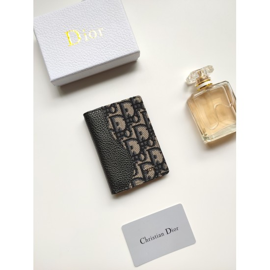 The newly launched double fold clip in the autumn of 2023, September 27, 2023, is an elegant accessory that showcases Dior's exquisite craftsmanship. This clip is meticulously crafted with black precision inlaid grain leather, adorned with beige and black
