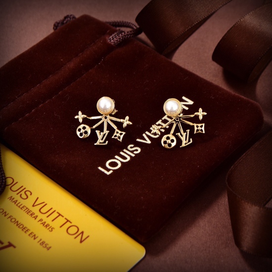 20240411 BAOPINZHIXIAO's explosive and atmospheric LV earrings, LOUIS VUITTON, swept the fashion industry, showcasing unique insights into classic elements of street photography and high-end refinement. Top quality electroplating with color separation is 