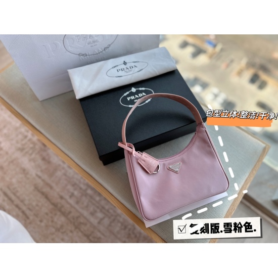 2023.11.06 140 matching box (Korean order) size: 22 * 13cmprad hobo nylon underarm bag, seeing the actual product is truly perfect! packing ✔️ The design is super convenient and comfortable! The upper body has a full sense of atmosphere, and it's very sty