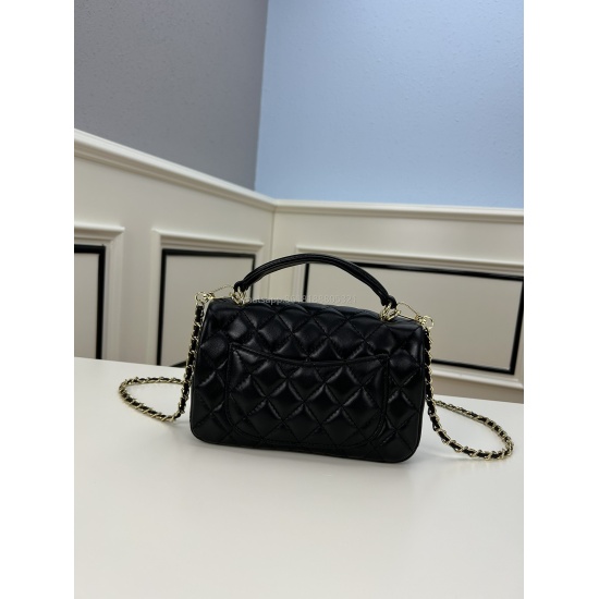 Chanel brand new square fat pearl buckle bag brand new sheepskin portable square fat pearl buckle method stick bag, Mrs. Chen recommends black pearl dinner bag, black white noble and elegant temperament, romantic and extremely simple square fat bag type, 