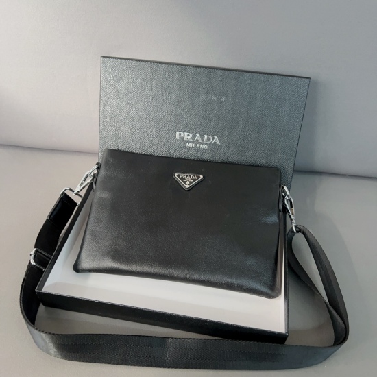 On November 6, 2023, P170 Prada cowhide plaid carrying bag, single shoulder bag, men's crossbody bag is made with exquisite inlay craftsmanship, and the actual product is photographed with the original fabric from the factory. The small ticket dustproof b