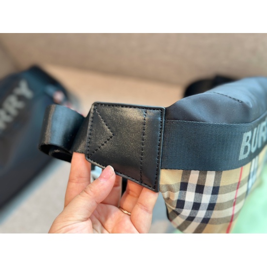 2023.09.03 170 box size: top width 30cm * 16cm bur waist pack! Cool and cute! This waist bag really shouldn't be too easy to carry! I will definitely like the unisex style!