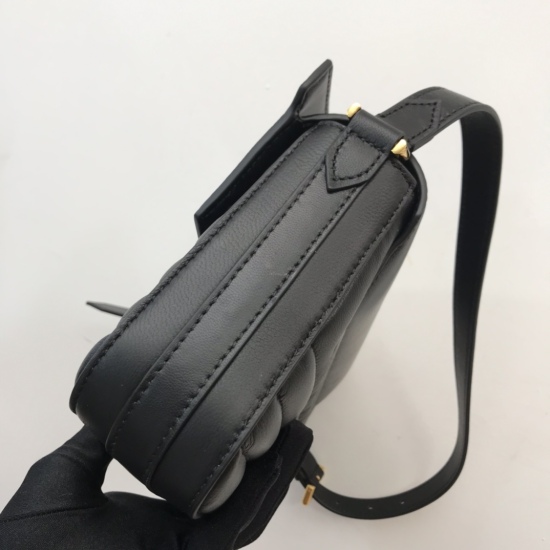 2024.03.09 P680 [Top of the line original from B family] A shoulder backpack suitable for day and night, crafted with carefully stitched leather. The front flap is adorned with a brand embossed logo, inspired by the collar shape of the classic Trench tren