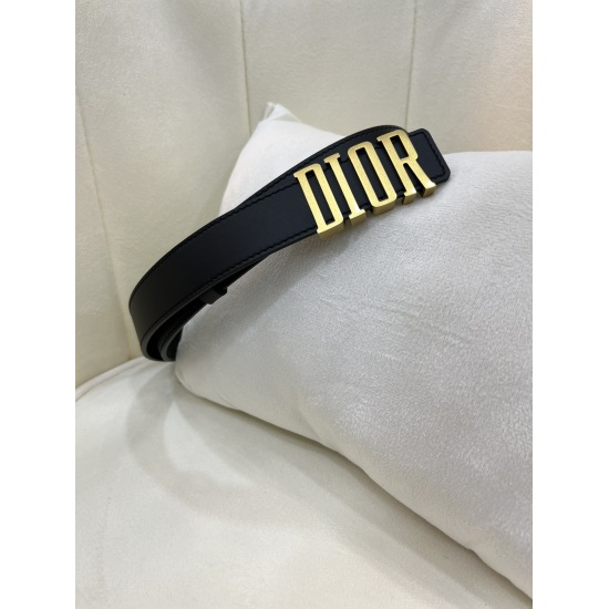 On March 6, 2024, the Dior waistband adopts a retro color double-sided calf leather style, which is slender and can be paired with skirts, pants, or dresses to enhance the body shape. Belt width: 3.0cm