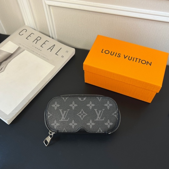 2023.07.11  ❗ New product ❗   10 color stock ☀ Exclusive original order large eyewear case ☀ Full set of counter packaging for delivery pictures ☀ New LOUIS VUITTON New WOODY Glasses Case Ink Case ☀ Encoding G10 4 ☀ The top imported PU mate