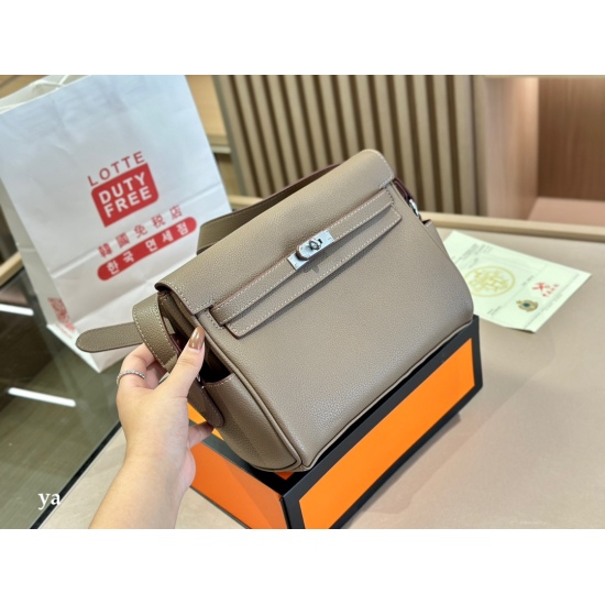 2023.10.29 235 with foldable box size: 26.20cm Hermes New Kelly size is just right! Really, ma'am. Nice looking, ma'am ⚠️  The top layer cowhide bag is particularly textured!