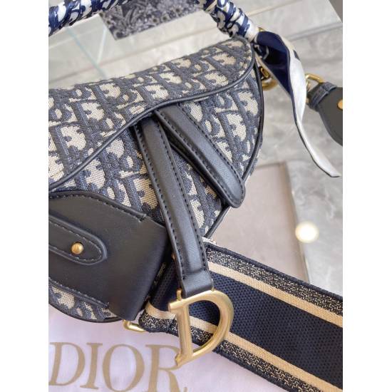 On October 7th, 2023, P235, those who are interested in Dior Saddle Bag saddle bags must be fashion girls with excellent vision. You can definitely tell at a glance that this is Dior's main saddle bag for the 80s generation this year The little fairies bo
