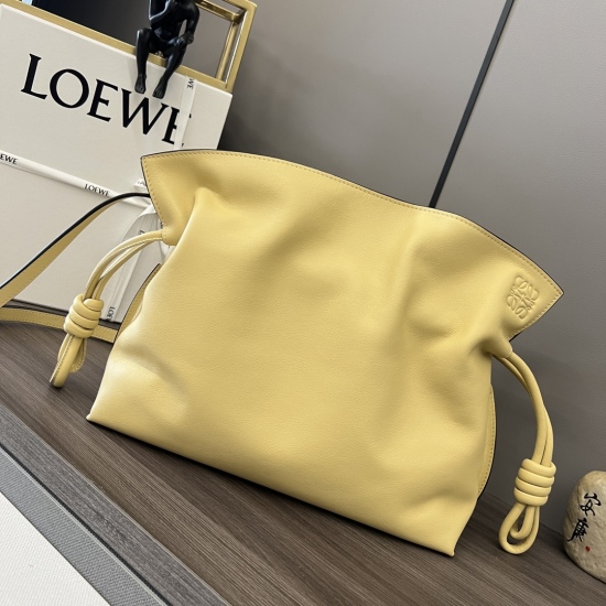 20240325 Original Order 850 Premium 970 Napa Cow Leather Flamenco Lucky Bag Handheld Bag features drawstring tightening and iconic winding knots. The high-quality and soft calf leather Flamenco can accommodate items such as a large wallet, all sizes of mo