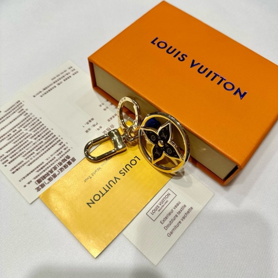20240401 Original packaging of 90 yuan picture LOUIS VUITTON official website M65216 LV FACETTES keychain. This LV Facets keychain and bag decoration features an elegant multi faceted design, with a small Rhinestone engraved with the initials of Louis Vui