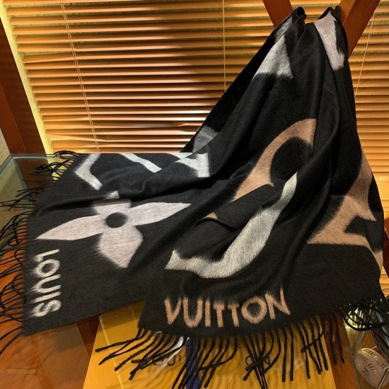 12.21.2023 p350 The Ultimate Scarf relies on the brand's exquisite and meticulous jacquard craftsmanship, creating a avant-garde contrast in the oversized Monogram pattern. Huamei plush blended textile has a wide width size. Size: 183 x 70 cm Fabric: 50% 
