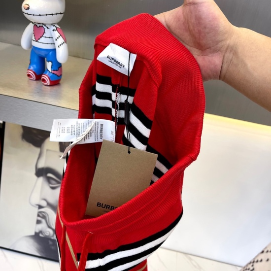 July 18, 2023 Bur Babao, 22s new product recommendation, ins Little Red Book blogger recommended! Burberry's classic striped style, men's and women's knitted straight quarter shorts, features a custom knit integrated striped fabric with unique characteris