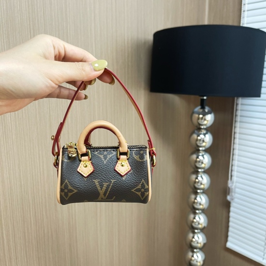 2023.07.11  New Product ❗ LV Handheld Pillow Bag 6 Colors in stock ☀ Louis Vuitton LV Mini Handheld Pillow Bag Pendant SPEEDY MONOGRAM Bag Decoration M00544 ☀ This Seed Monogram bag features a redesigned and famous Seed handbag in exquisite size, making i