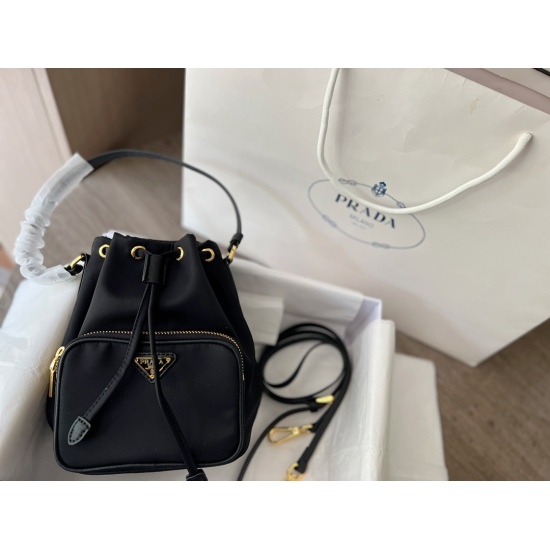 2023.11.06 195 box size: 17 * 21cmPrad 〰 The bucket bag is round and cute, very compact, practical and beautiful!!!