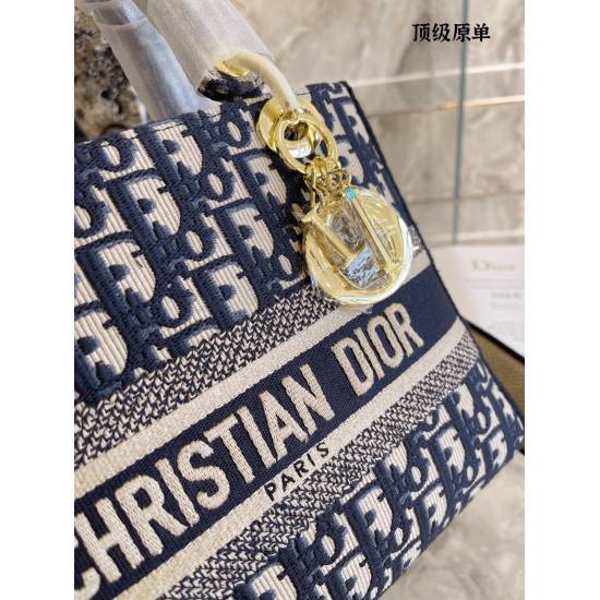 On October 7, 2023, p360Dior/Dior Medium Embroidered Old Flower Plaid Pattern LadyD-Lite Princess DIOR LADY D-LITE handbag features elegant, classic rattan plaid pattern, circular handle, and 