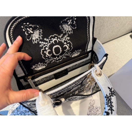 380 box size: 24 * 20cmD Home Embroidered Daifei Bag is modern, casual, and elegant. Embroidered wide shoulder straps are special! Special!!! 24ss Free and Beautiful Butterfly