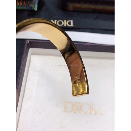 2023.07.23 Dior's new beautiful bracelet white gold black gold color matching cool and cute Dior's new bracelet with any style is also absolutely purple! Dior, this new bracelet is a recent addition. It is relatively simple, atmospheric, and the white gol