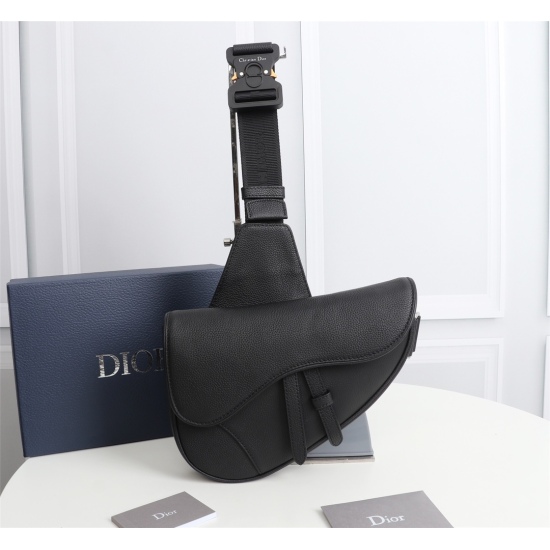 20231126 550 counter is genuine and available for sale. [Original Quality] Dior Men's Saddle Crossbody Bag/Chest Bag Model: 1ADPO093 (Black Leather and Black Thread) Size: 20 * 28.6 * 5cm Physical photo taken, same as the goods. Heavy gold genuine plate m