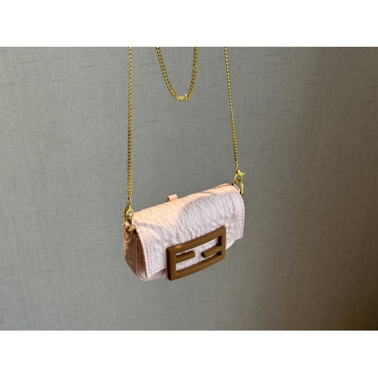 2023.09.03 160 box size: 11 * 8cm Fendi Super cute small handbag mini headphone bag! The little waste bag is really cute!