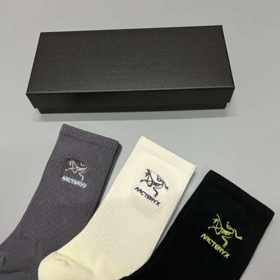 2024.01.22 ARCTERYX (Archaeopteryx) is a new and popular product for autumn and winter 2022, with pure cotton quality, comfortable to wear, and strong breathability. It comes in a box of 3 pairs