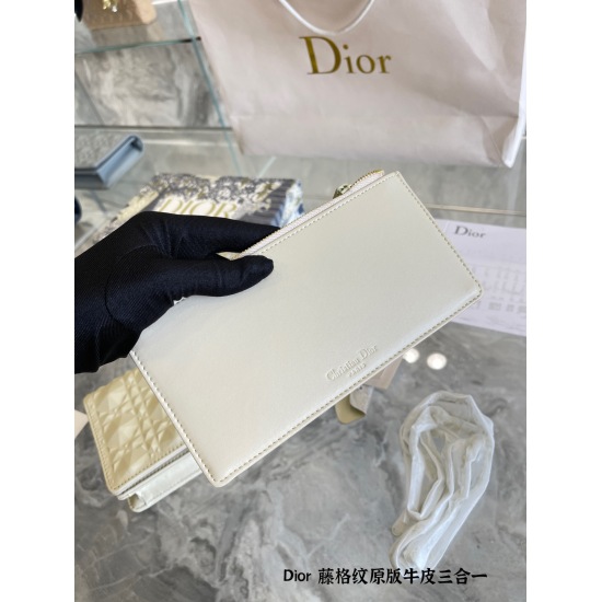 On October 7th, 2023, the original cowhide P290 Lady Dior diamond rattan pattern was born with a thousand calls. This year's most popular diamond rattan pattern Lady Dior bag is as shiny as a diamond, with a sparkling luster and a white color that is very