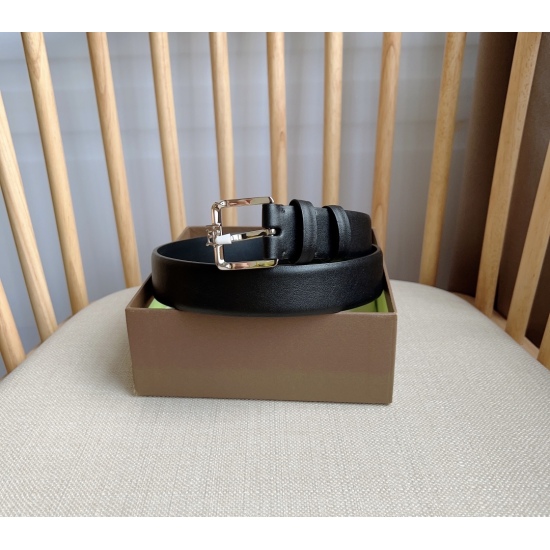 The new Burberry Burberry counter is synchronized with the new Italian refined waistband, made of decorative leather with bright lines. The buckle is adorned with the brand's exclusive logo. Width: 3.0cm, the best match for a refined and elegant goddess