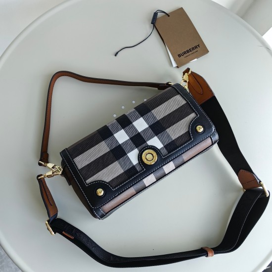 2024.03.09p700 Burberry's new retro plaid small bag is really amazing on the upper body ⭐ The design inspiration for the different combinations of the handle and wide shoulder strap comes from the brand's archive, decorated with Burberry plaid patterns, a