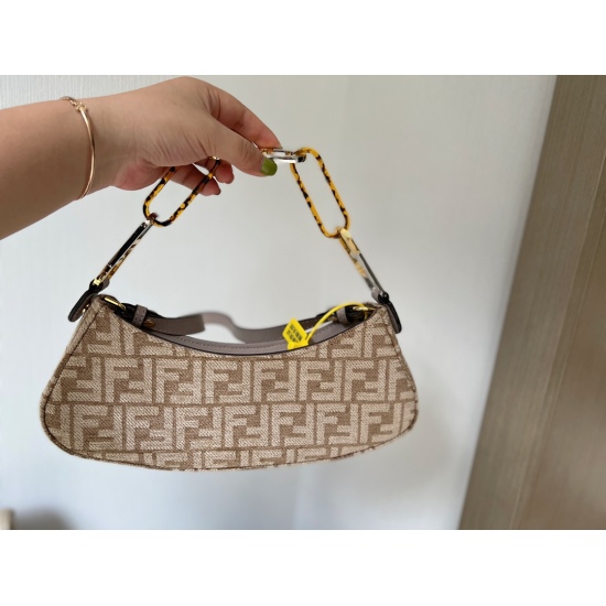 2023.10.26 205 Box size: 30 * 10cm Fendi o 'clock Underarm bag is really beautiful! The metal and tortoiseshell buckle chain is so beautiful that it violates the rules!!!