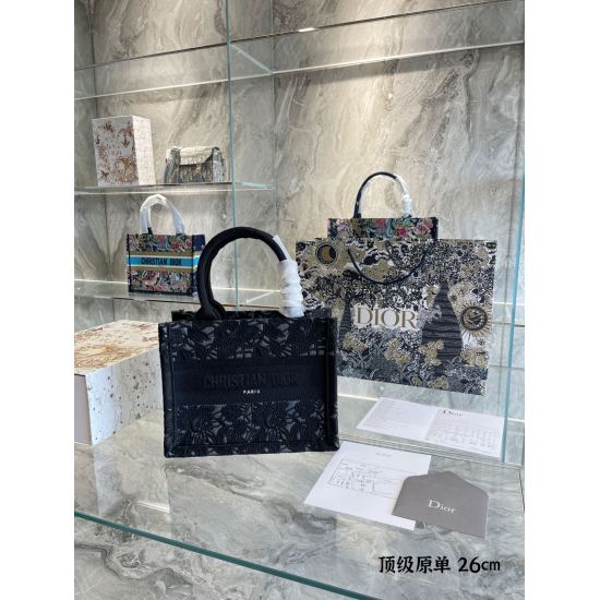 On October 7, 2023, the P250 new small Dior Book Tote is an original work signed by Christian Dior Art Director Maria Grazia Chiuri and has now become a classic of the brand. This small style is designed specifically to accommodate all your daily necessit