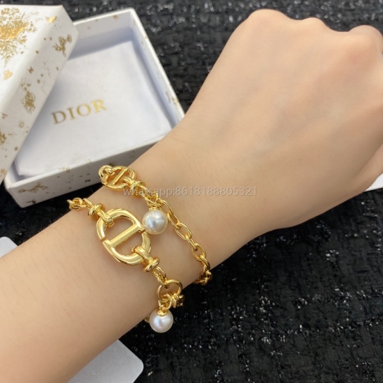 On July 23, 2023, a super popular bracelet is highly recommended as an exclusive high-end quality live shot ‼️ Quality 3 without dead corners and impeccable ‼️ Heavy Industry Electroplating Synchronous Counter ‼️ Beautiful and fashionable, quick to get st