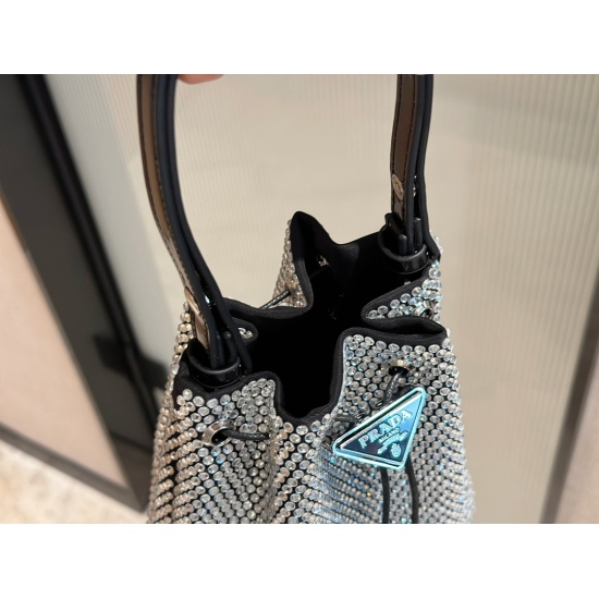 2023.11.06 205 Box size: 16 * 19cm Prada 〰️ Water Diamond Bucket Bag! Round and cute! Very compact, practical and beautiful!!!