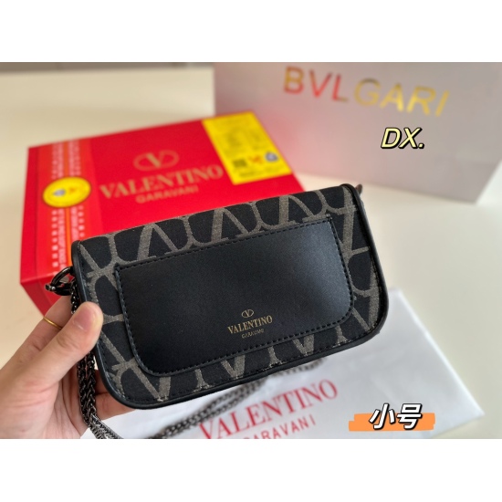 2023.11.10 P220 (Folding Box) size: 2012 Valentino Valentino's new vintage mini Loco handbag gives a low-key sense of luxury ‼ Equipped with a long shoulder strap with a chain, it can handle the shoulder and back, and has a concave shape for daily commuti
