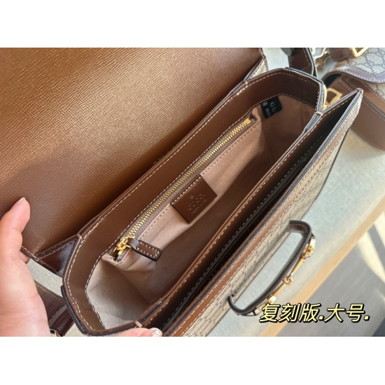 On October 3, 2023, the New Year's Battle Bag 245 comes with a box size of 25 * 18cm GG retro saddle bag 1955, which is really worth watching! The classic horseshoe buckle+Monogram+hook edge design, I really love it!