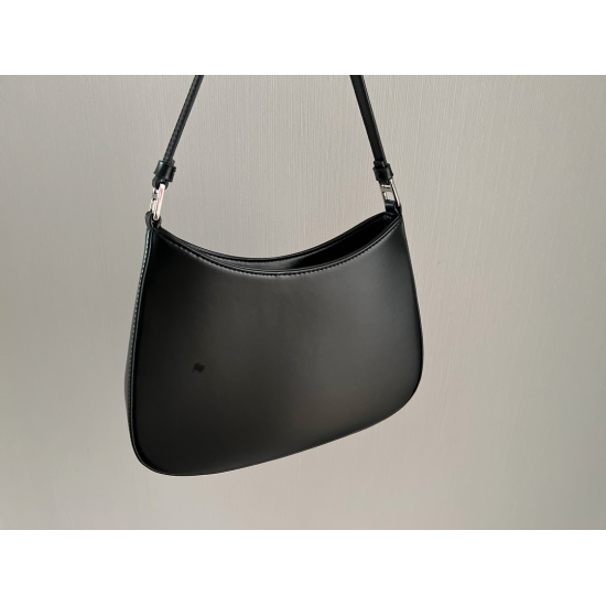 2023.11.06 190 box size: 27 * 15cmprad cleo underarm bag 21ss hottest item! The bottom of Prada Cleo's bag is a sloping curve, with a strong sense of design and a 3D feel. You can feel its beautiful streamline through the pictures, which has a high fashio
