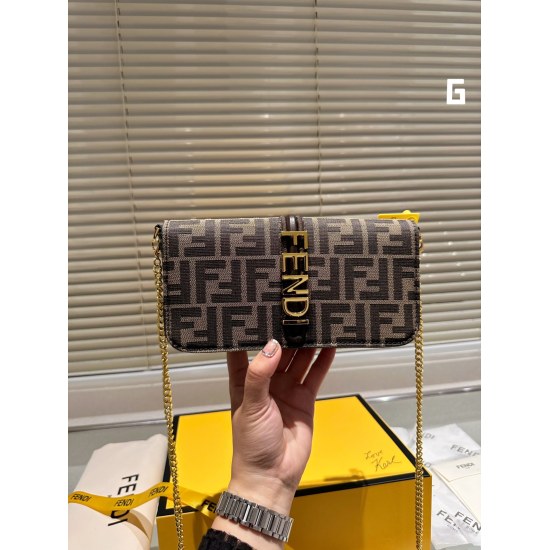 2023.10.26 P215 folding box ⚠️ Size 21.11 Fendi Fendi 2-in-1 Chain Bag is a timeless and versatile item, with a stunning upper body. This texture is worth having for little fairies