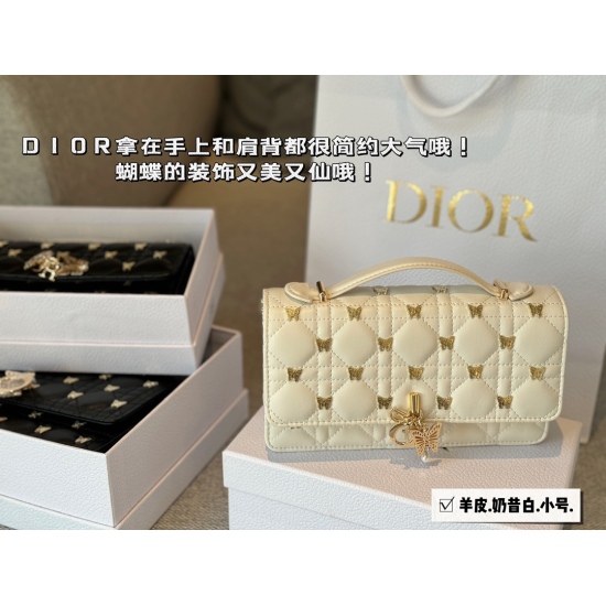 330/340 box with sheepskin size: 21 * 12cm (small) 24 * 14cm (large) The new Miss Dior bag D Home Woc Wealth bag is carefully made of sheepskin, making it simple and elegant to hold in your hand and shoulder!