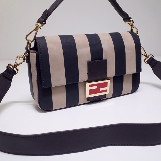 2024/03/07 p1030 [FENDI Fendi] The iconic Baguette handbag features a flip design and an FF magnetic buckle. The lining is equipped with a zippered pocket. Equipped with detachable shoulder straps, can be carried by hand or crossbody. Pink canvas material