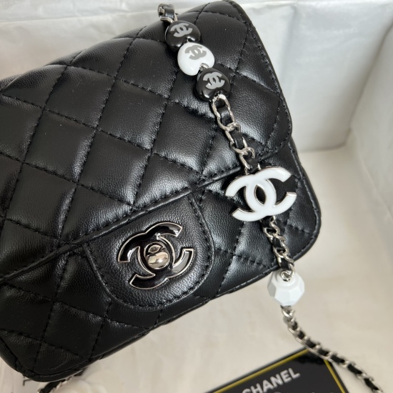 On July 20, 2023, Chanel23p Enamel Button Love Square Fat Man is a soft and delicate sheepskin that is cute and has a particularly beautiful upper body effect. The black and white love, double clogo, and gem shaped enamel decoration are adorned on the sho