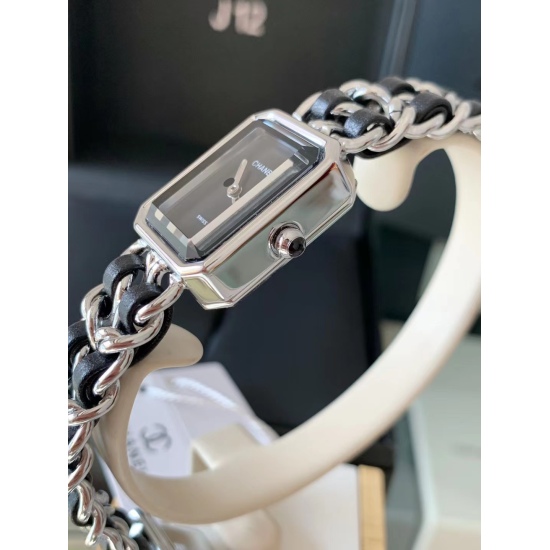 20240417 Chanel Premiere series watch with a price of 260 yuan in gold and white! The inspiration for 1987 comes from the silhouette of the Fangdeng Square in Paris, the ancient sugar cube! The diameter of the watch is 26.1X20 millimeters. The case is mad