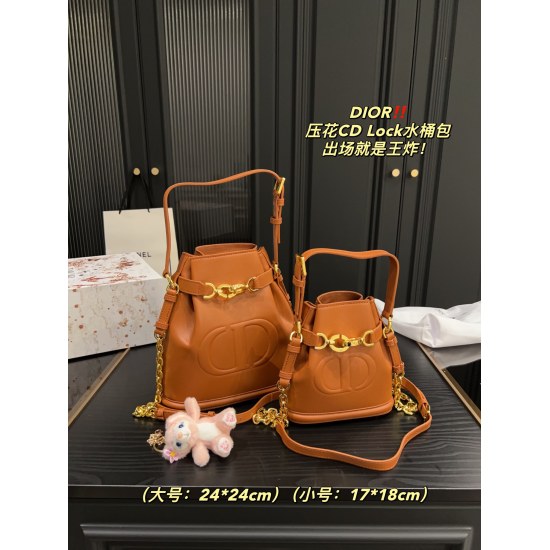 2023.10.07 Large P260 Folding Box ⚠️ Size 24.24 Small P250 Folding Box ⚠️ Size 17.18 Dior embossed CD Lock bucket bag is Rocket! Why is there such a sense of design? Rotate the D-letter to open and close the CD lock, tighten the bag opening for high safet