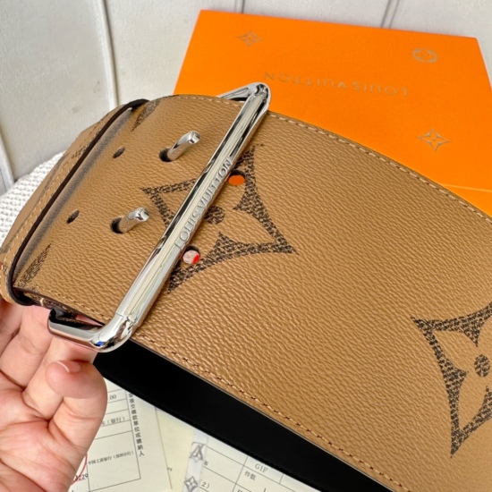 2023.12.14 280 width: 90mm Lv S-Lock series waistband width 9cm Exquisite needle buckle design paired with Lvjia French original leather, brand new chain buckle engraved with floral patterns, excellent texture, perfect presentation of upper body effect