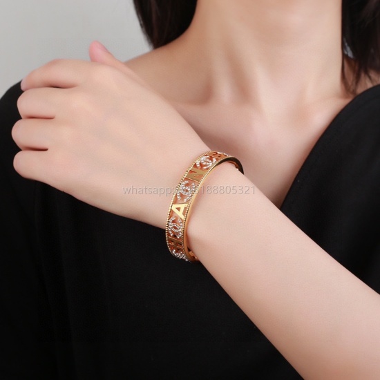 On July 23, 2023, Xiaoxiang Chanel's new crystal bracelet was purchased on behalf of a one-to-one quality Chanel goose series classic cc logo style, high-end and versatile, and a sense of luxury was in stock