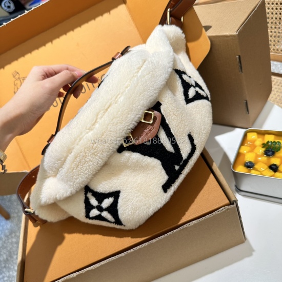 2023.08.14 P175 Folding Gift Box Packaging ✨  Special cabinet synchronization Lv chest bag waist bag lamb wool winter latest Teddy series high version waist bag shoulder bag fur feel super good autumn and winter pairing super beautiful super recommended r
