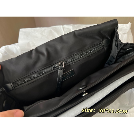 2023.11.06 265 Folding Box Prad Postman Bag has a super capacity for both men and women. The size is in one word: length 30x height 21.5x bottom 12cm