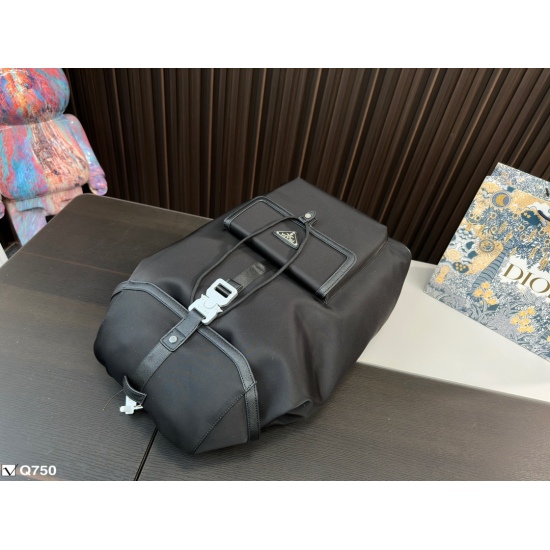 2023.11.06 280PRADA Prada Backpack is both high-end and fashionable, with a high turnover rate. A backpack with lightweight capacity and large size is a must-have item for travel. Size: 30.45cm