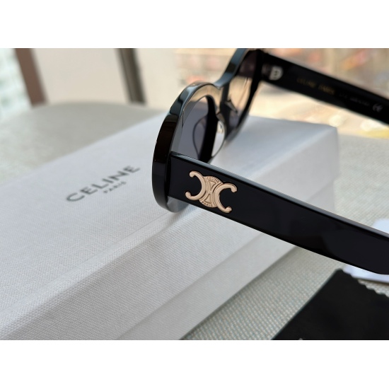 2023.10.30 215 with full package # sisters! Blow out these sunglasses! Celine's Arc de Triomphe glasses/sunglasses are really versatile and beautiful! I personally think it is suitable for all facial shapes and looks very small on the face!! Unlike tradit