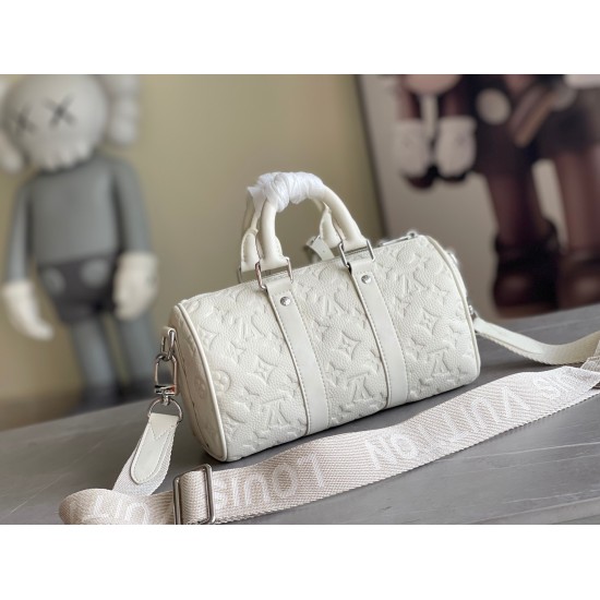 20231126 610 M23163 This Keepall Bandoulire 25 handbag is made of Monogram embossed grain Taurillon leather, creating an urban and portable design. The leather side straps and leather top handles showcase the iconic elements of the Keepall collection, whi
