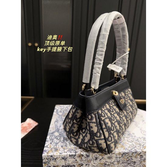 2023.10.07 P310 folding box ⚠️ Size 21.14 Diokey Portable Underarm Bag ✅ Top grade original single large ear handle, extremely luxurious and smooth silhouette, exquisite opening and closing buckle, full of retro temperament, different from the seductive b